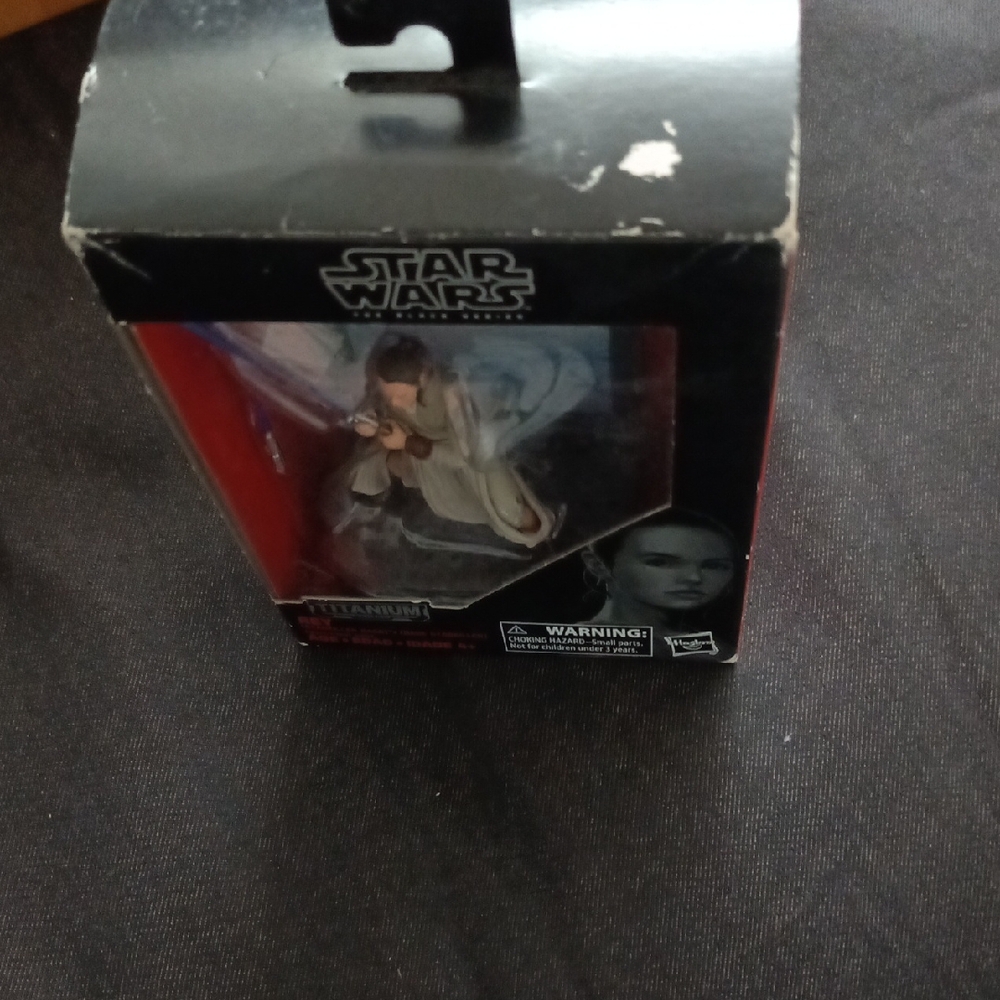 Star Wars Rey Titanium Figure - Picture 3 of 3